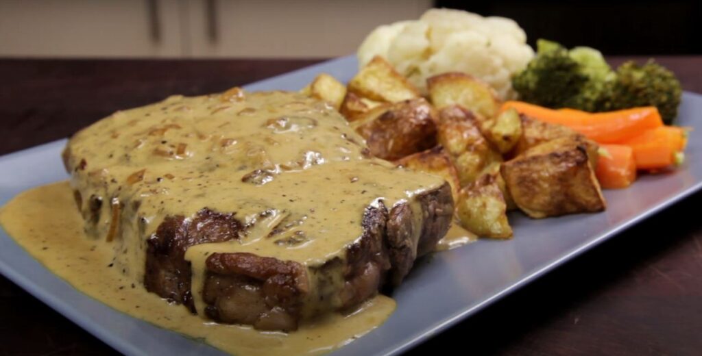 Steak with creamy black pepper sauce