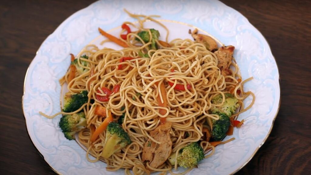 Sesame noodles with broccoli and chicken