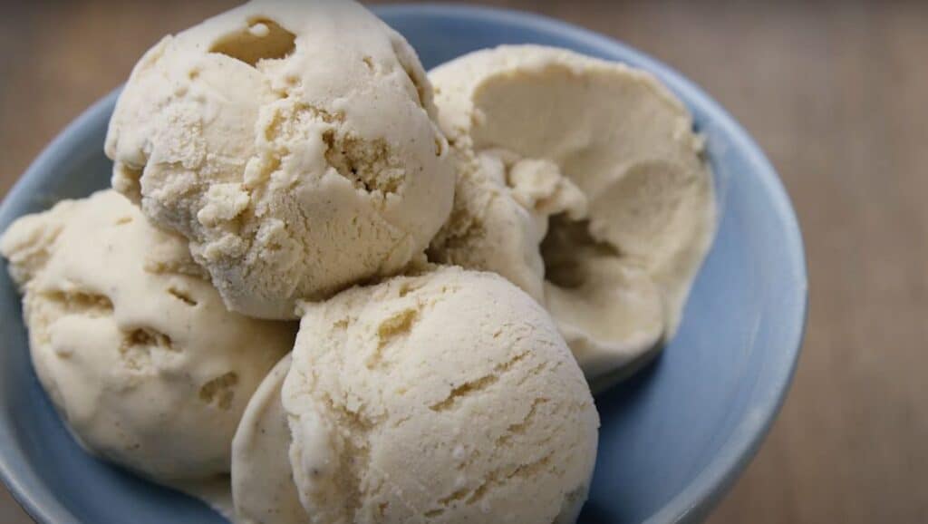 VEGAN NO-CHURN CINNAMON ROLL ICE CREAM