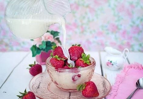 strawberry matcha latte